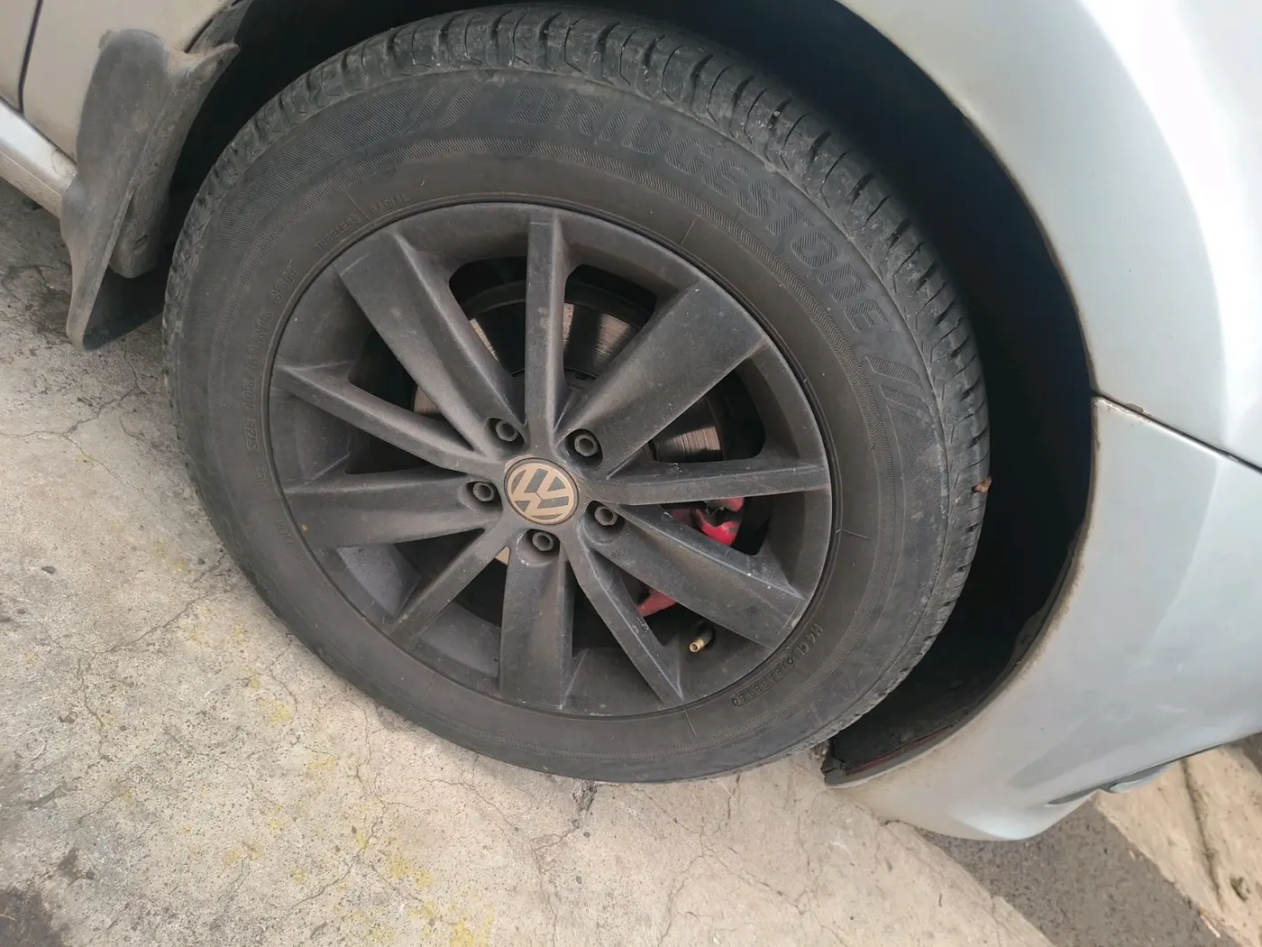 2015 Volkswagen Polo HIGHLINE1.5L, Diesel, Manual, 1,09,017 km, tyre