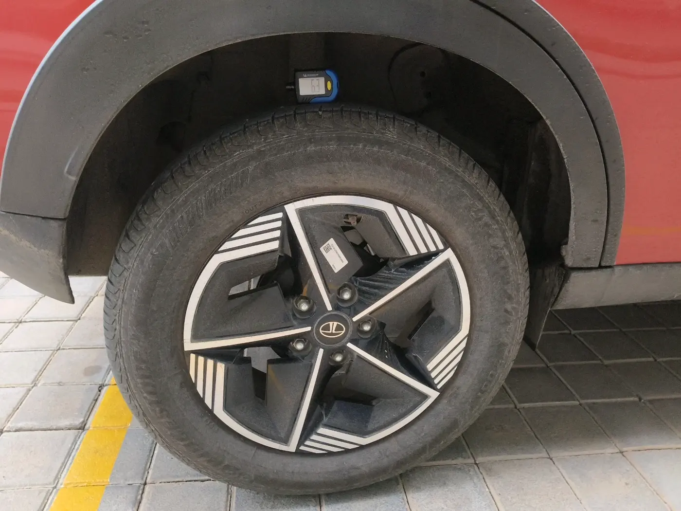 2023 Tata NEXON FEARLESS + SUNROOF DCA DUAL TONE 1.2 PETROL, Petrol, Automatic, 12,756 km, tyre