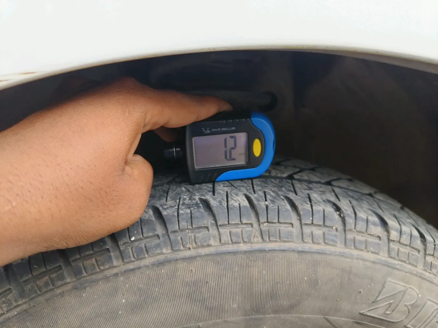 2017 Maruti Dzire VXI, Petrol, Manual, 68,740 km, tyre