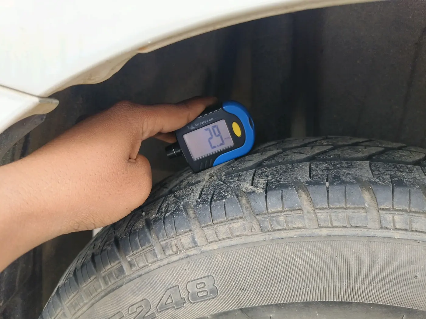 2017 Maruti Dzire VXI, Petrol, Manual, 68,740 km, tyre