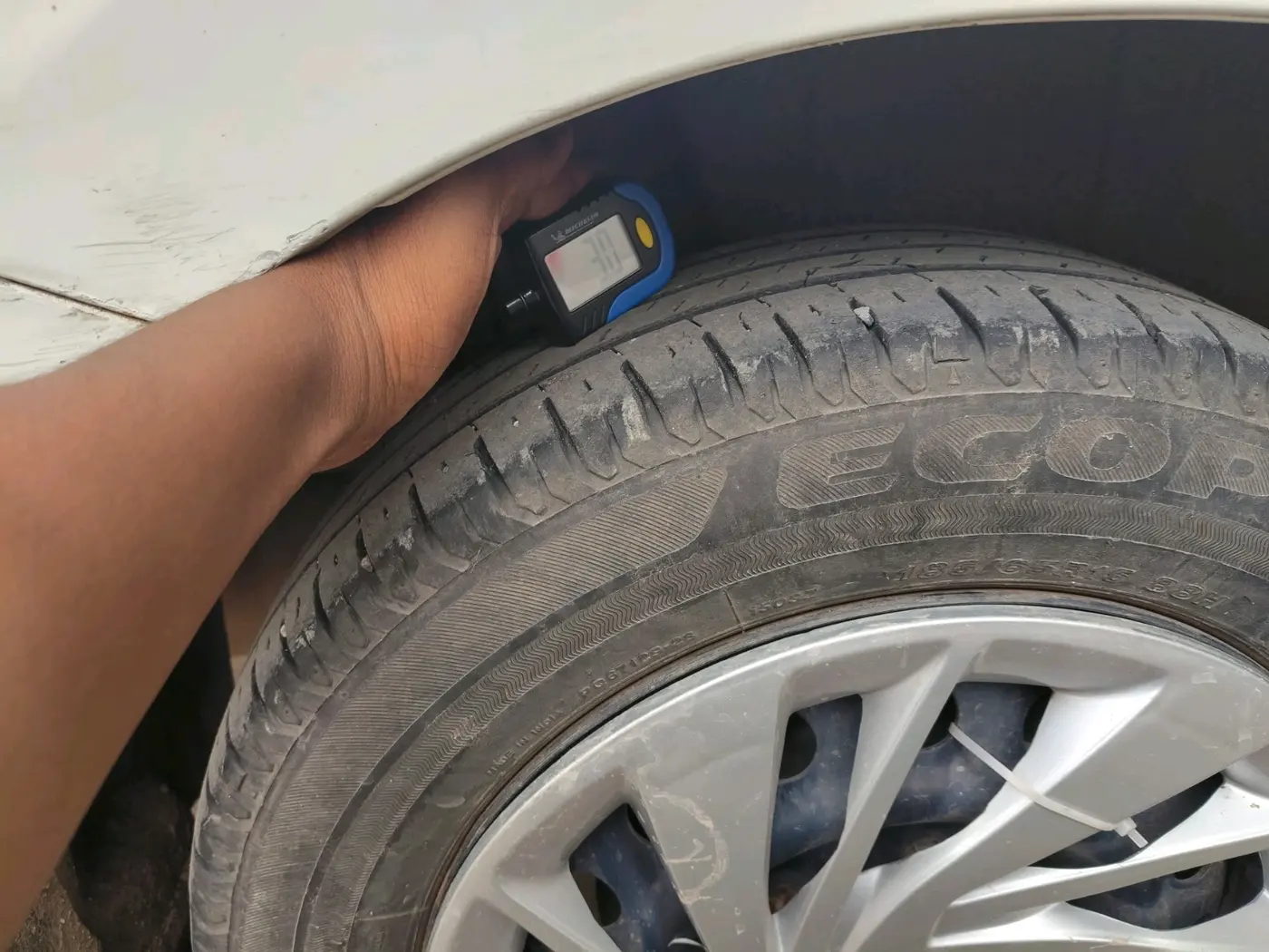 2025 Maruti Ertiga VXI CNG, CNG, Manual, 28,443 km, tyre