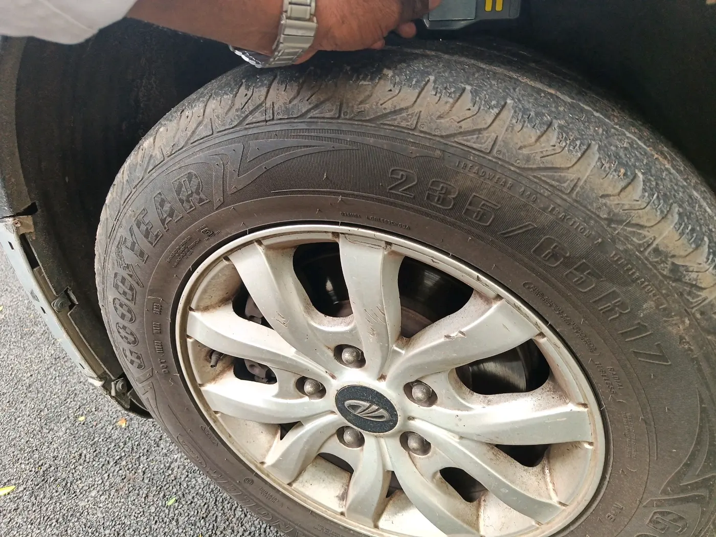 2016 Mahindra XUV500 W10 AT, Diesel, Automatic, 1,34,866 km, tyre