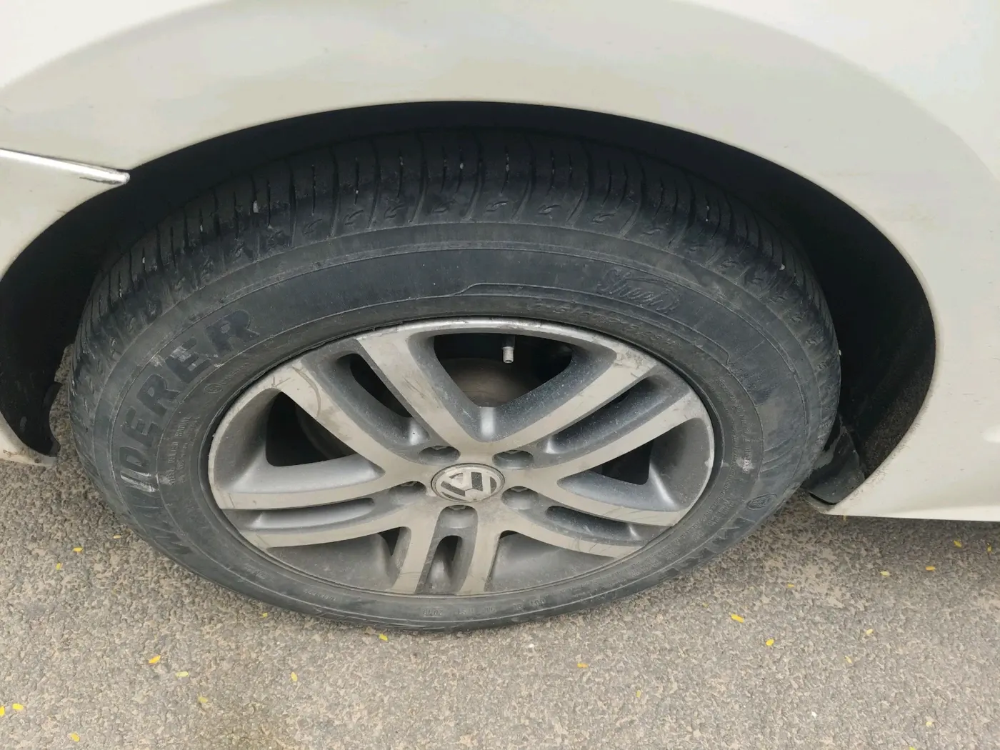 2011 Volkswagen Jetta HIGHLINE TDI AT, Diesel, Automatic, 1,57,784 km, tyre