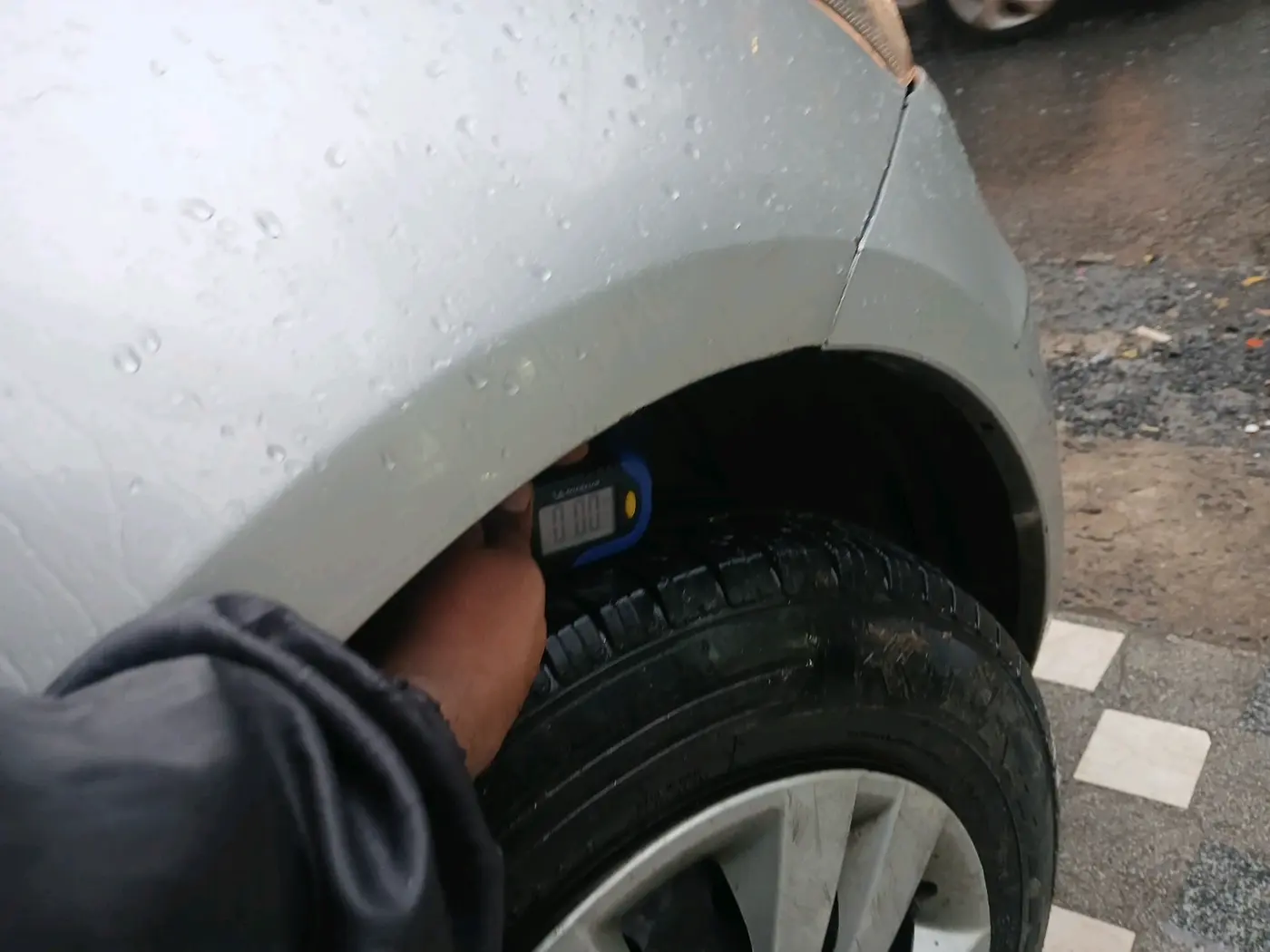 2015 Maruti Swift VXI, Petrol, Manual, 92,219 km, tyre