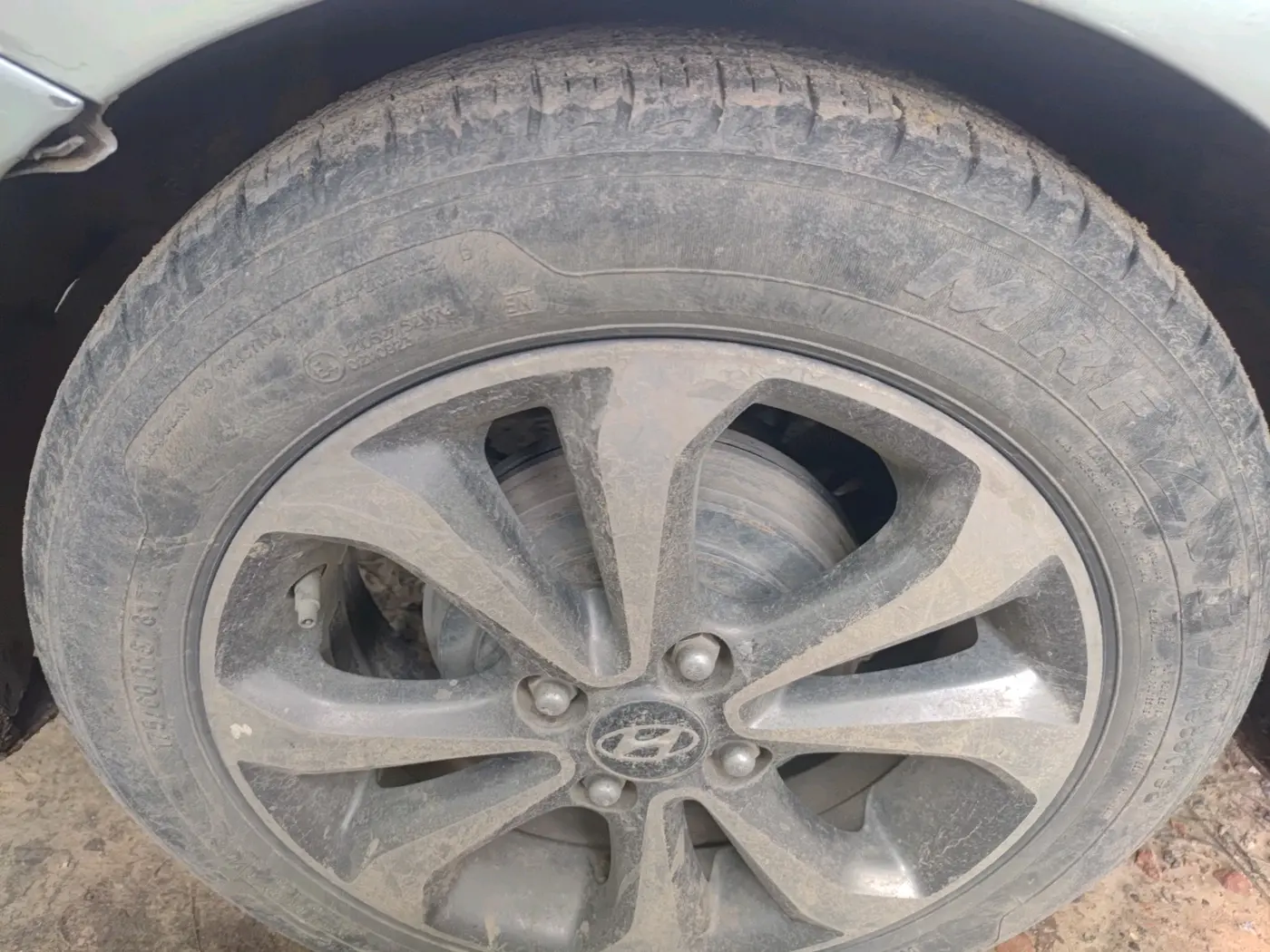 2015 Hyundai Xcent SX 1.2 (O), CNG, Manual, 1,85,564 km, tyre