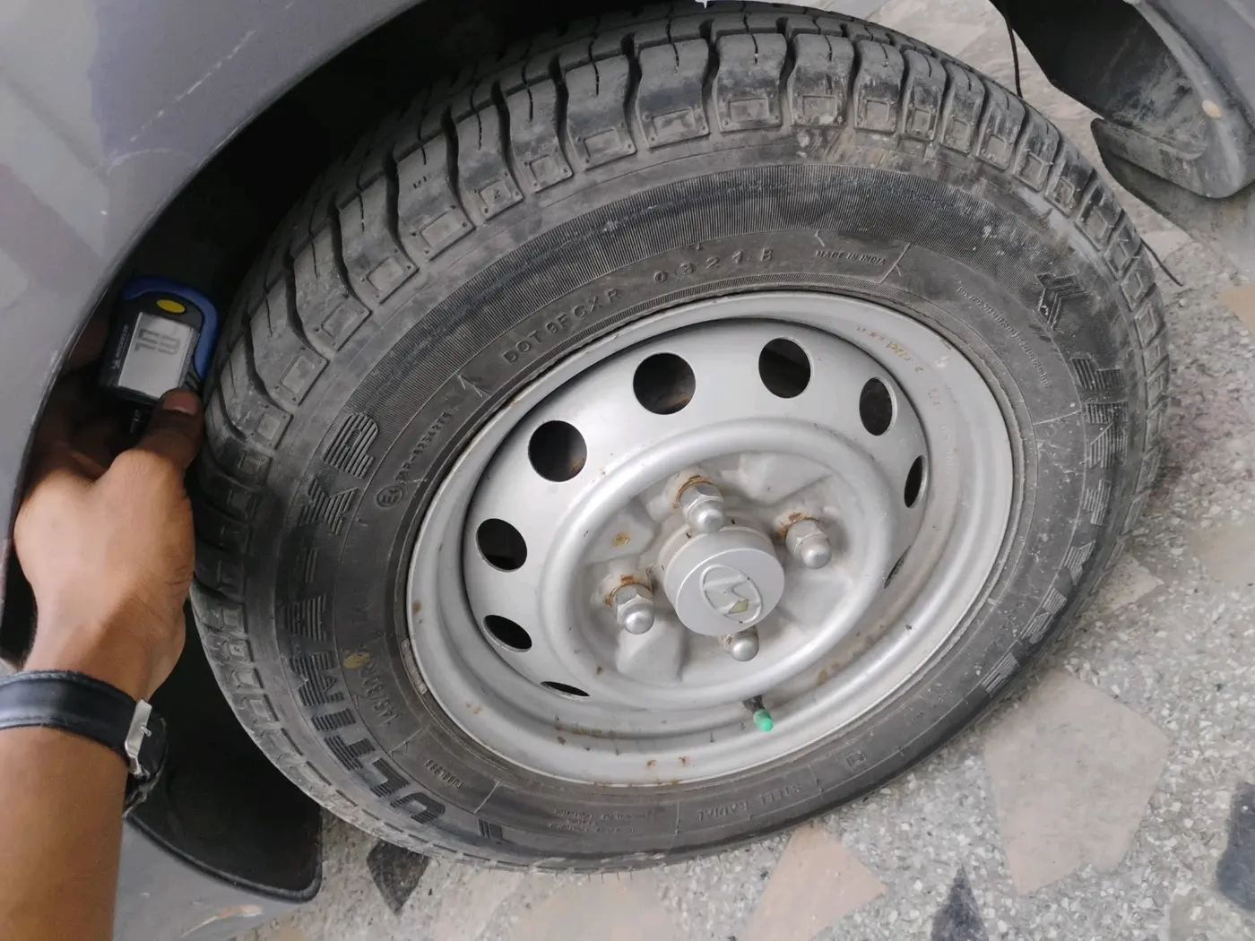 2014 Hyundai Eon ERA +, Petrol, Manual, 52,679 km, tyre