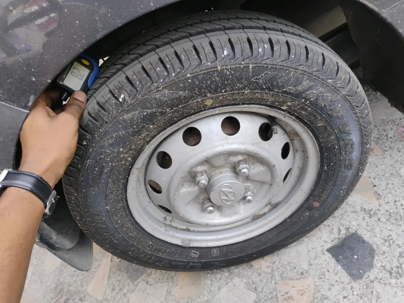 2014 Hyundai Eon ERA +, Petrol, Manual, 52,679 km, tyre