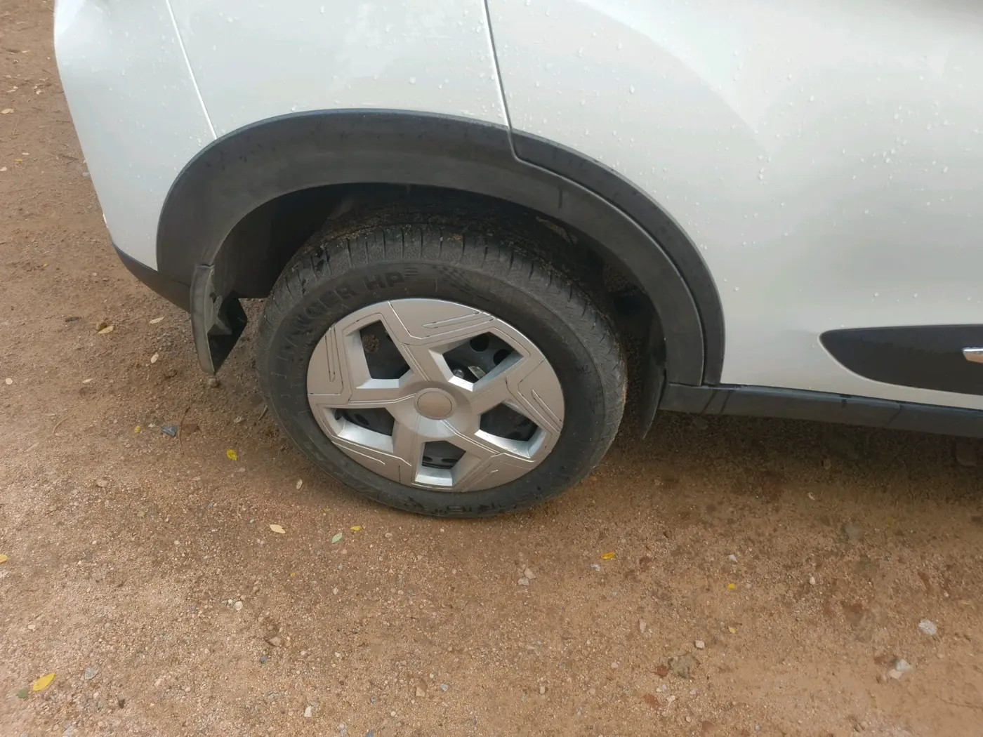 2026 Tata NEXON Smart Plus 1.2 Revotron 6 AMT, Petrol, Automatic, 1,810 km, tyre