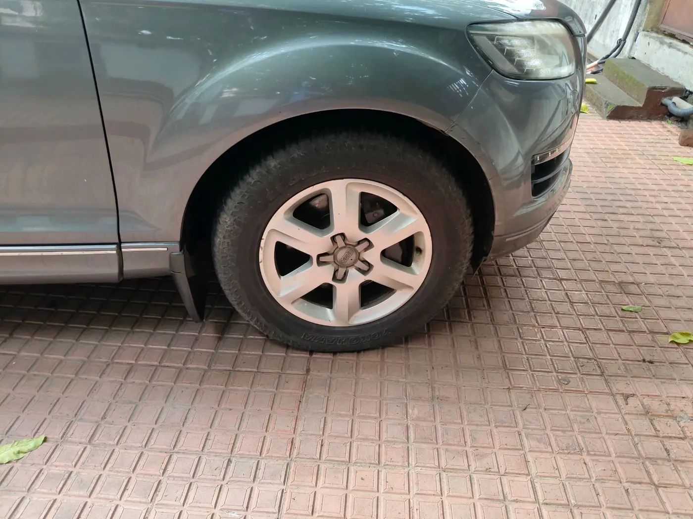 2011 Audi Q7 3.0 TDI QUATTRO, Diesel, Automatic, 1,14,984 km, tyre