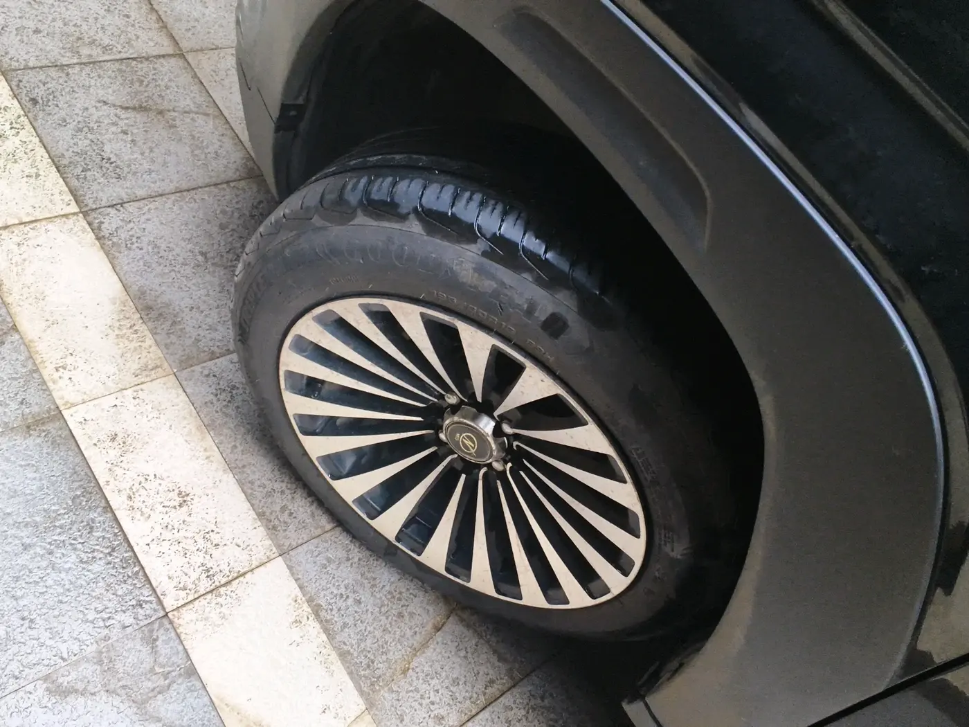 2023 Maruti FRONX ALPHA 1.0L TURBO 6 AT, Petrol, Automatic, 42,759 km, tyre