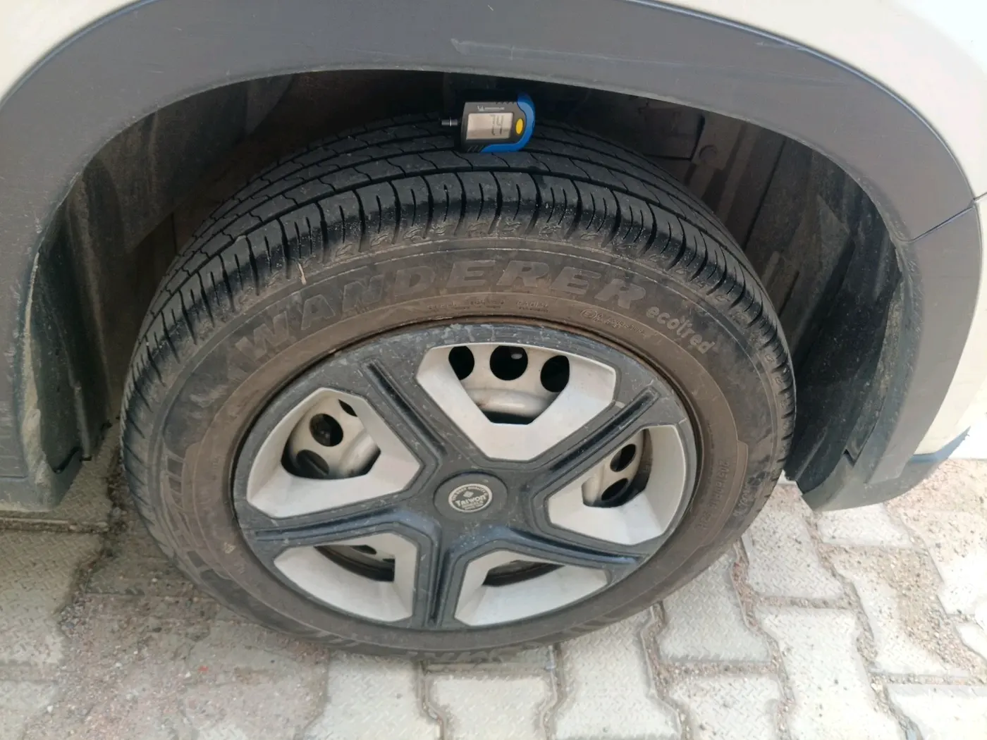 2021 Maruti Vitara Brezza LXI, Petrol, Manual, 25,574 km, tyre