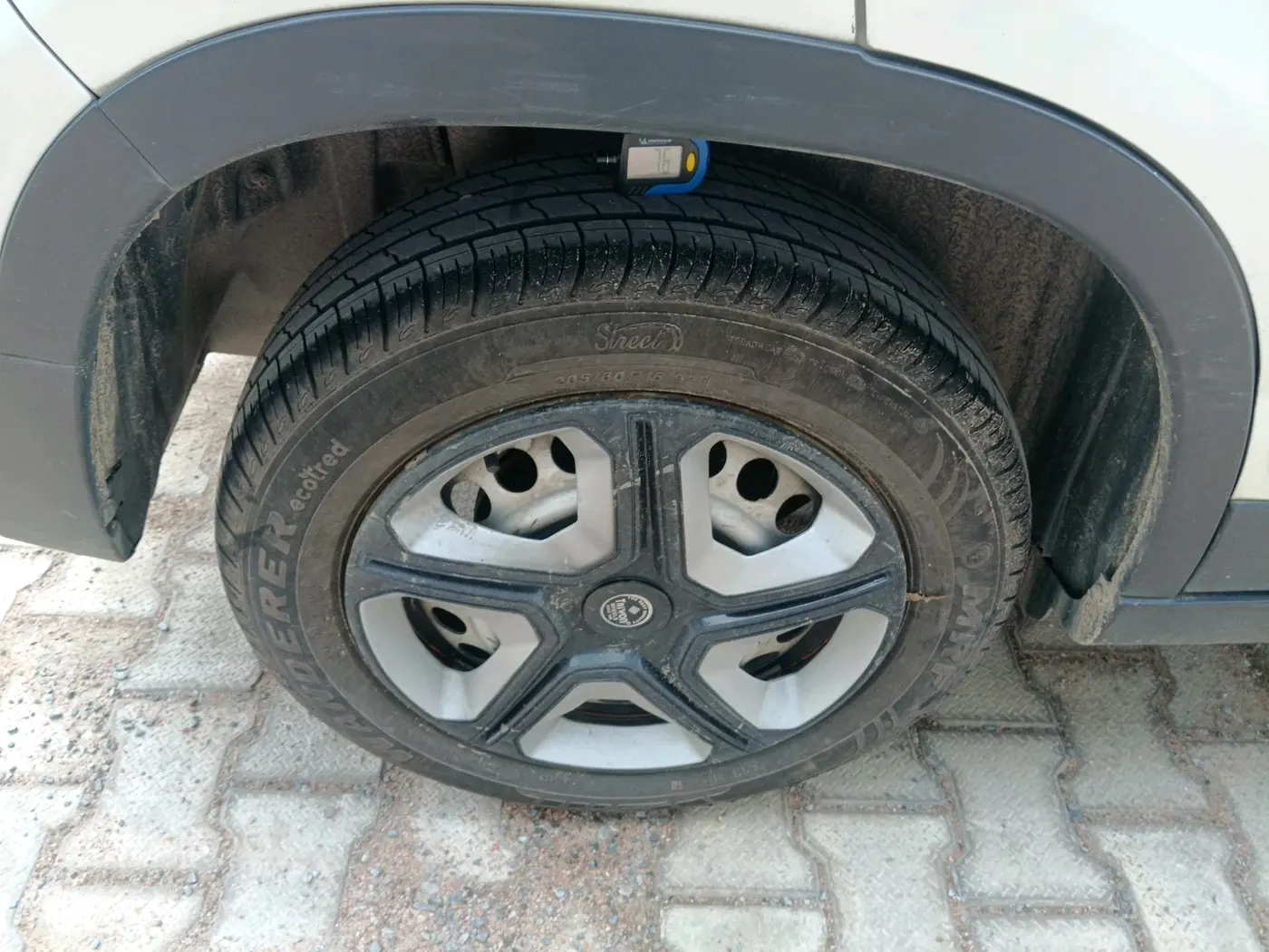 2021 Maruti Vitara Brezza LXI, Petrol, Manual, 25,574 km, tyre