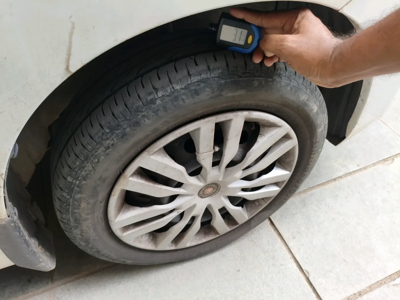 2014 Maruti Wagon R 1.0 LXI, Petrol, Manual, 87,153 km, tyre