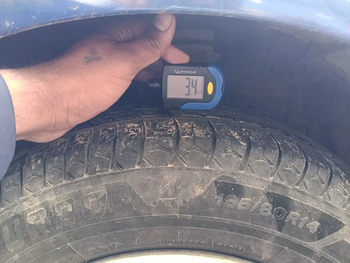 2013 Maruti Swift VXI, CNG, Manual, 1,53,640 km, tyre