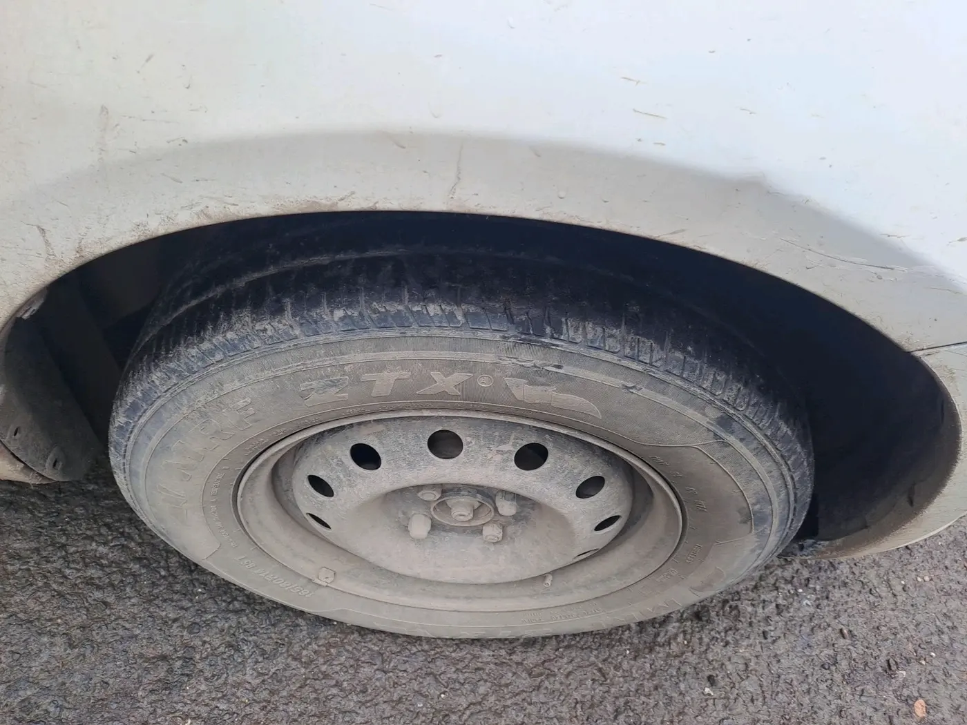 2013 Maruti Swift Dzire VXI, Petrol, Manual, 1,44,129 km, tyre