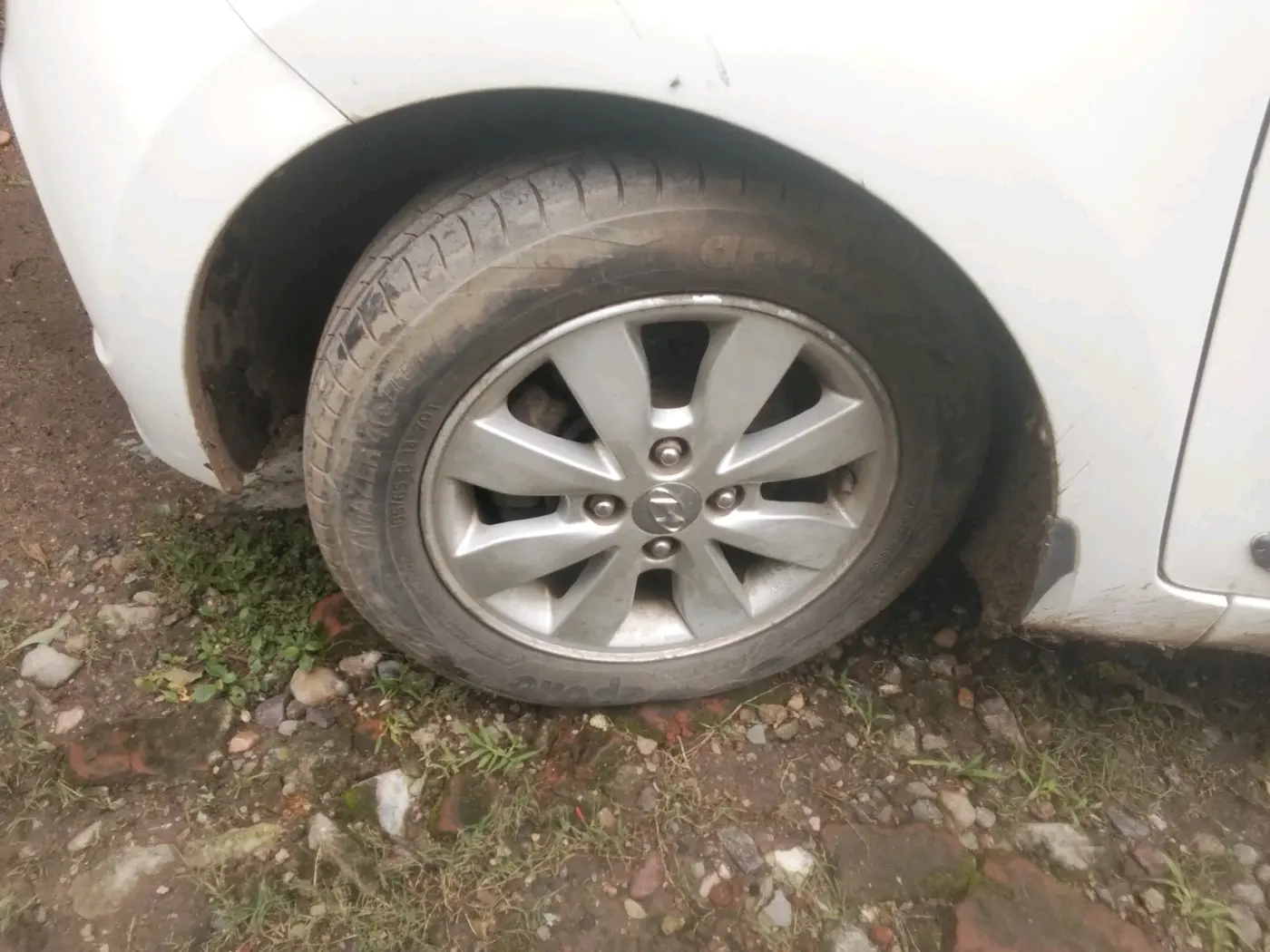 2016 Hyundai Xcent SX 1.2, Petrol, Manual, 1,00,451 km, tyre