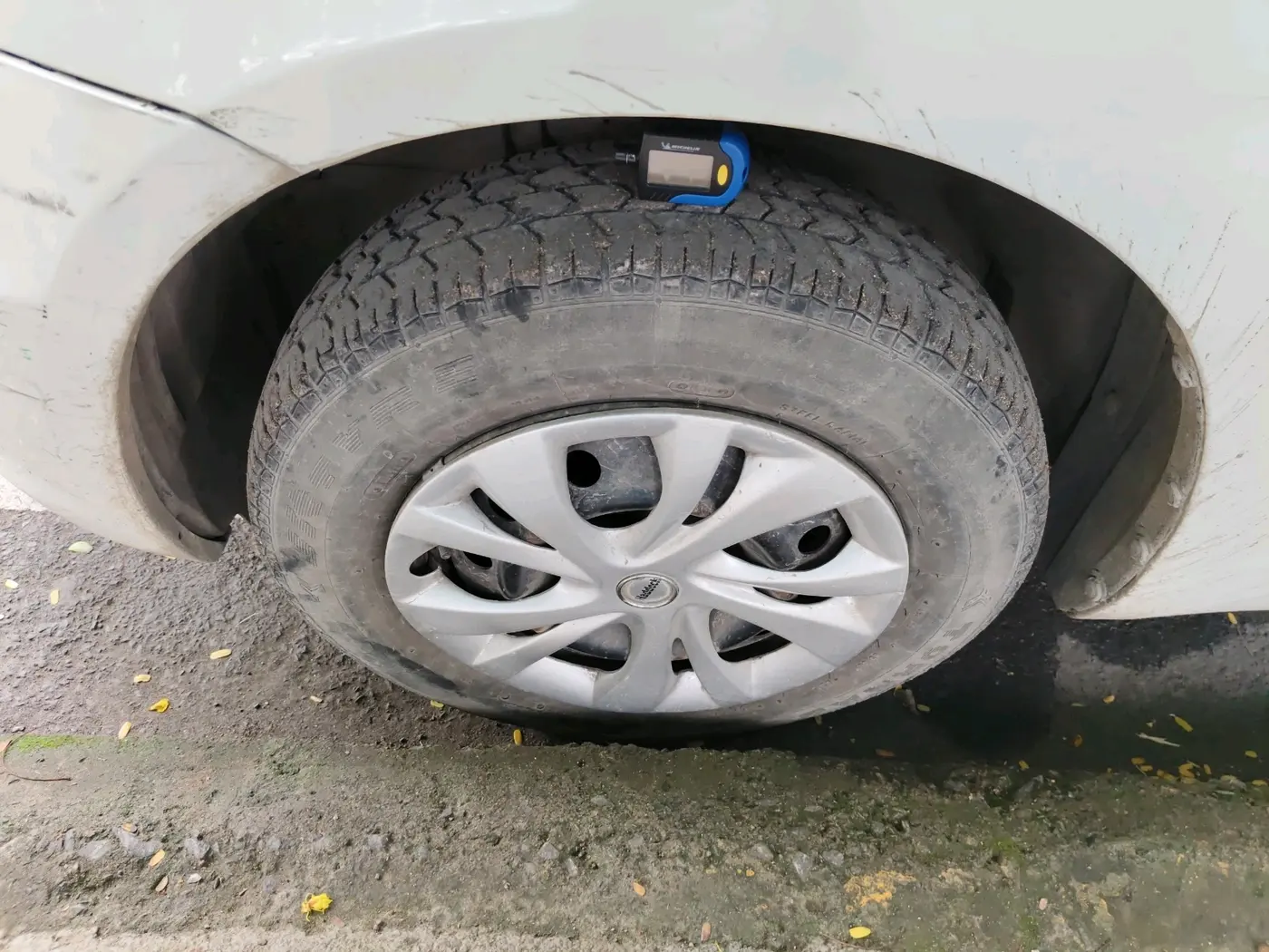 2014 Maruti Swift VXI, CNG, Manual, 91,360 km, tyre