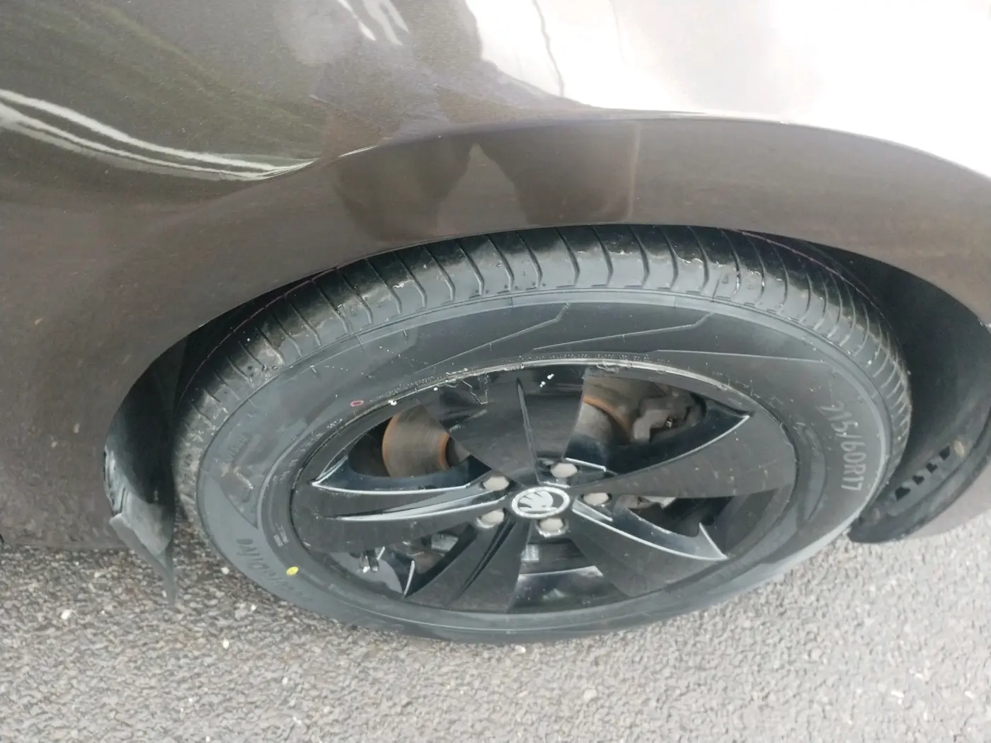 2016 Skoda Superb L&K 1.8 TSI AT, Petrol, Automatic, 1,29,839 km, tyre