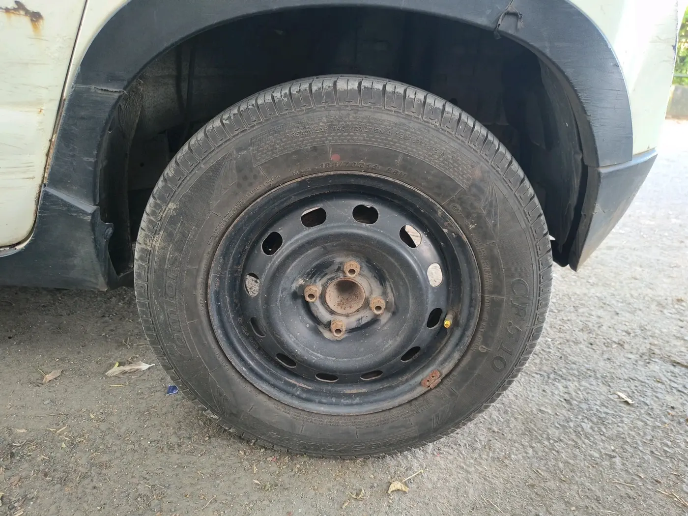 2016 Mahindra Kuv100 K4 D 5 STR, Diesel, Manual, 1,65,331 km, tyre