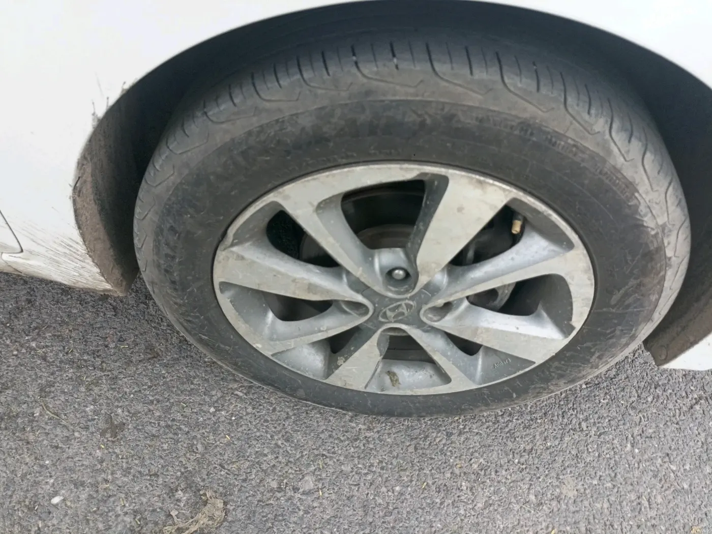 2017 Hyundai Elite i20 ASTA 1.2 DUAL TONE, Petrol, Manual, 1,01,586 km, tyre