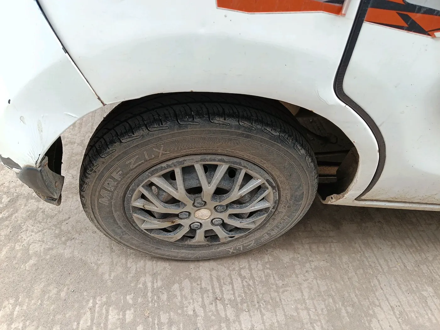2013 Maruti Alto 800 LXI, CNG, Manual, 1,04,827 km, tyre