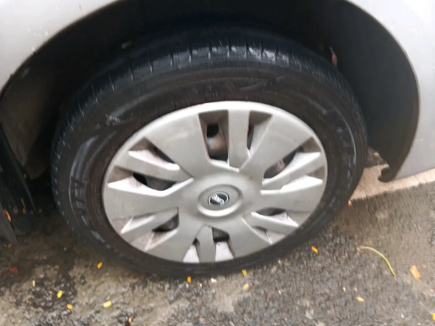2011 Toyota Etios J, CNG, Manual, 1,31,531 km, tyre