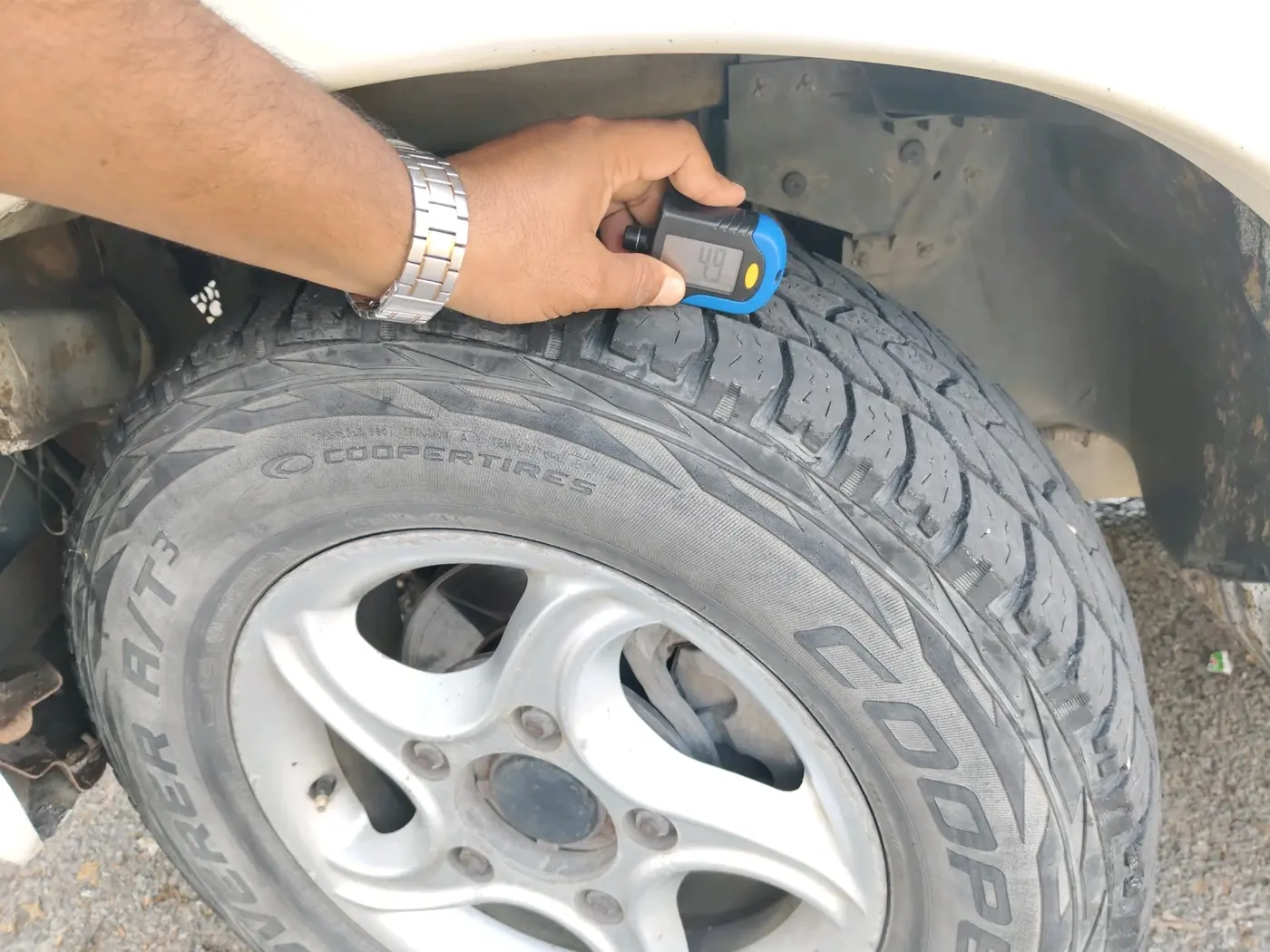 2011 Mahindra Scorpio VLX 2WD AT BS-III, Diesel, Automatic, 1,43,272 km, tyre