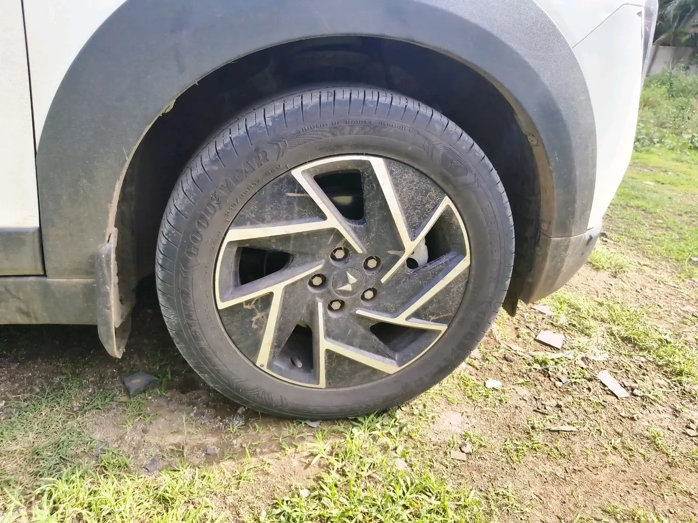 2025 Mahindra XUV 3XO AX7 1.2 TGDi, Petrol, Manual, 17,813 km, tyre