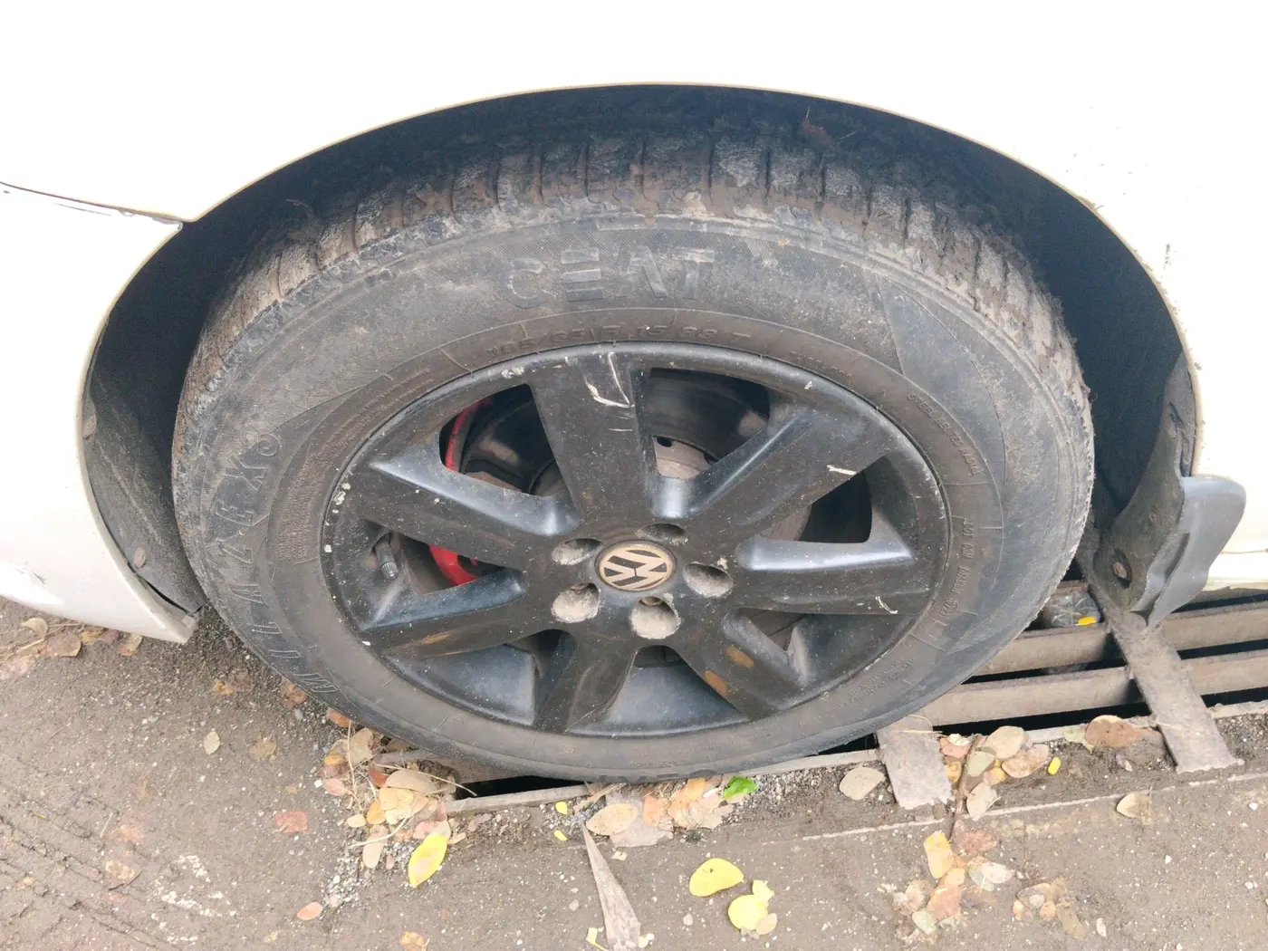 2011 Volkswagen Vento HIGHLINE DIESEL 1.6, Diesel, Manual, 1,49,860 km, tyre