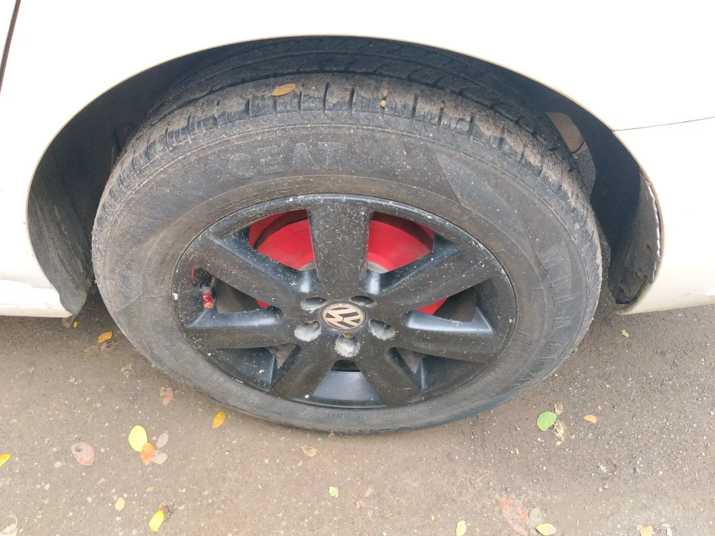 2011 Volkswagen Vento HIGHLINE DIESEL 1.6, Diesel, Manual, 1,49,860 km, tyre