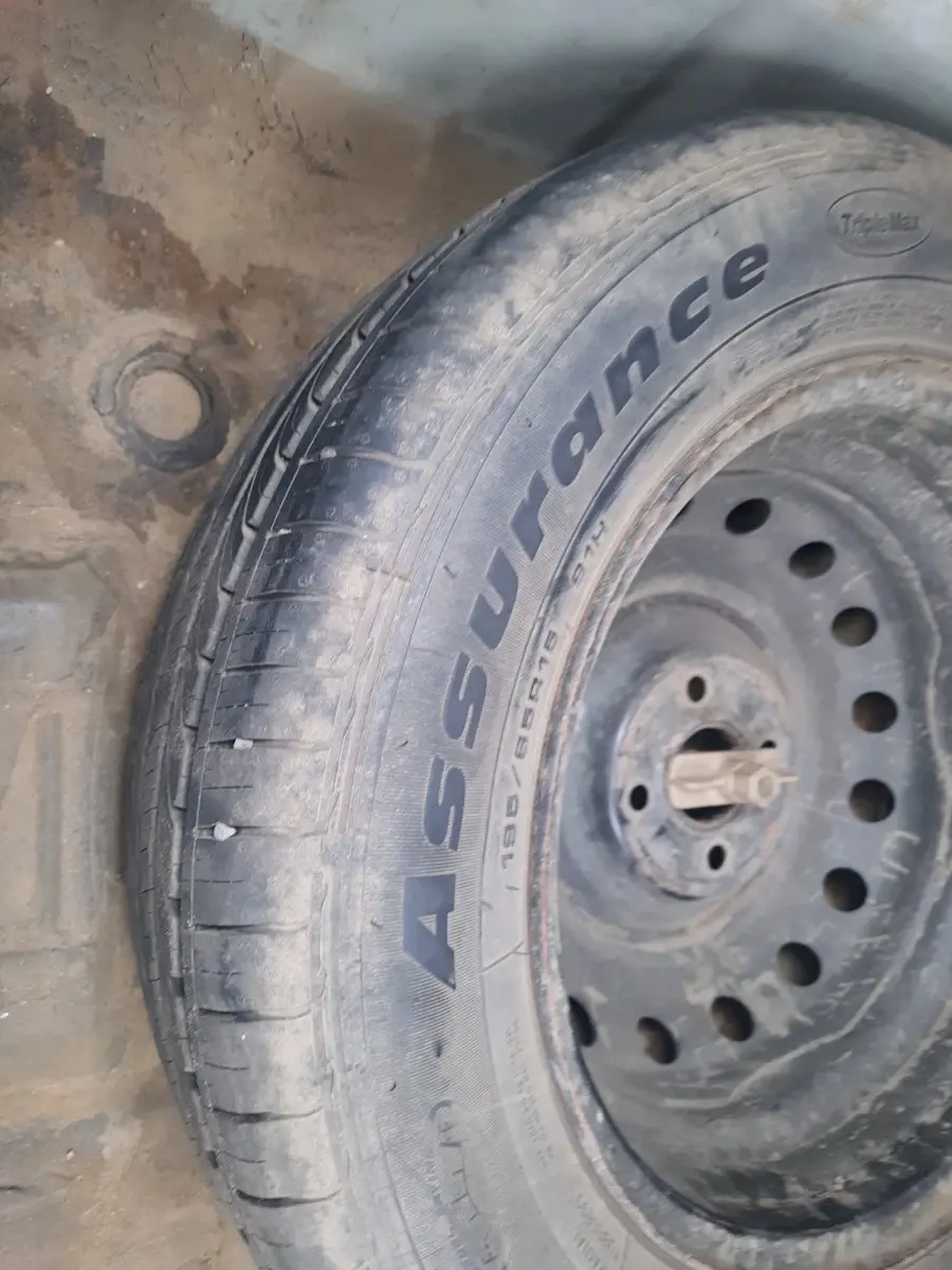 2013 Hyundai Verna FLUIDIC 1.6 CRDI EX, Diesel, Manual, 2,37,014 km, tyre