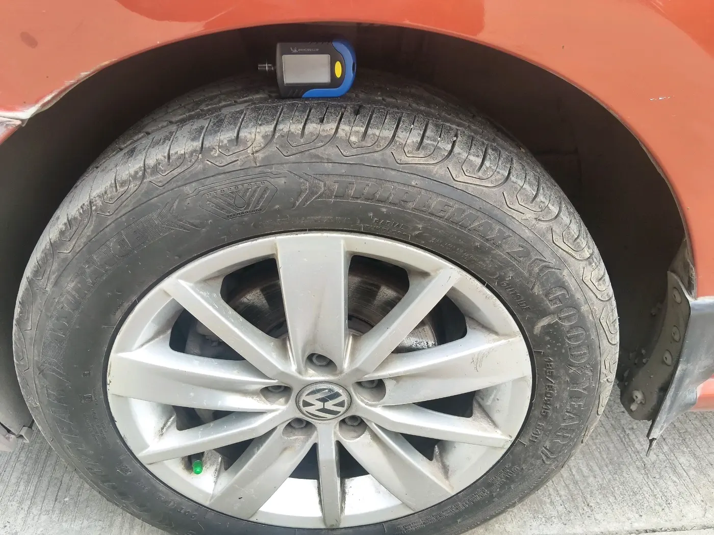 2015 Volkswagen Polo HIGHLINE1.2L, Petrol, Manual, 50,996 km, tyre