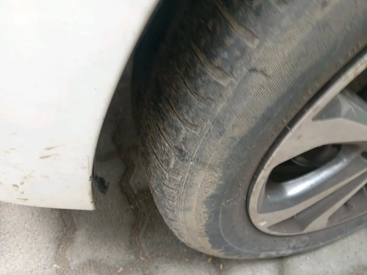 2014 Hyundai Xcent SX 1.2 (O), Petrol, Manual, 1,00,560 km, tyre