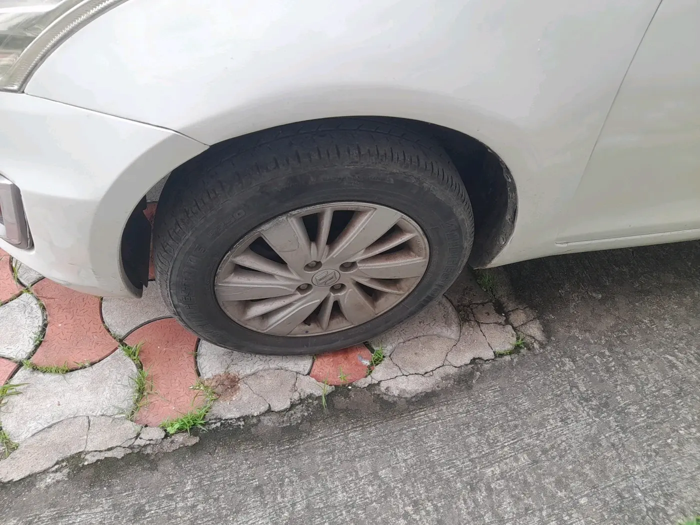 2015 Maruti Swift ZXI, Petrol, Manual, 88,669 km, tyre