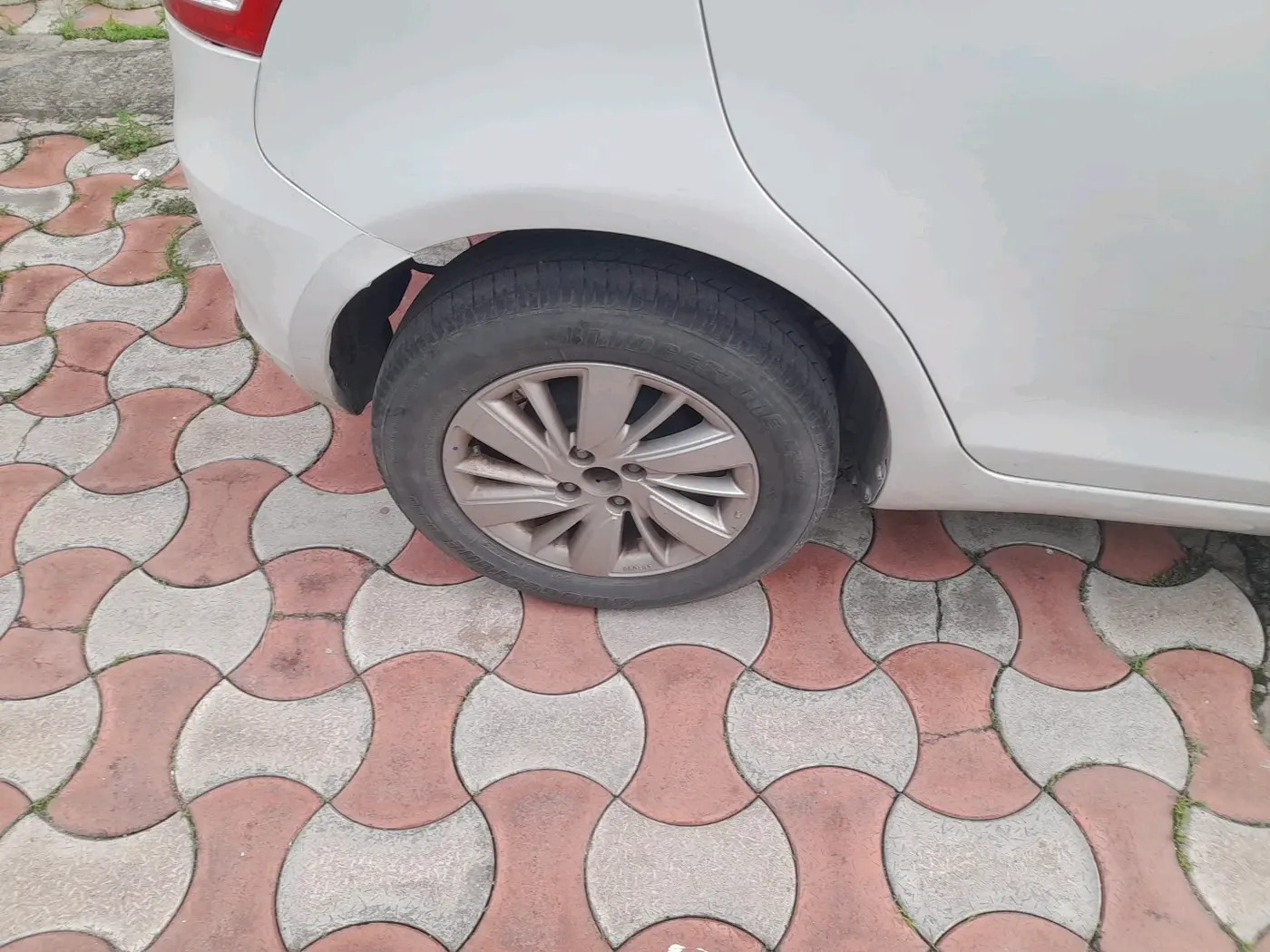 2015 Maruti Swift ZXI, Petrol, Manual, 88,669 km, tyre