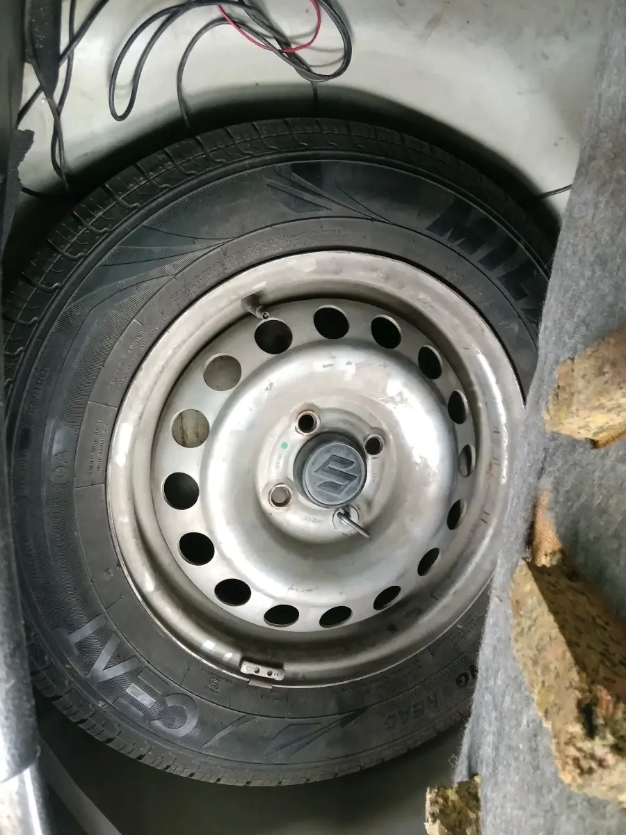 2015 Maruti Swift LXI, Petrol, Manual, 88,303 km, tyre