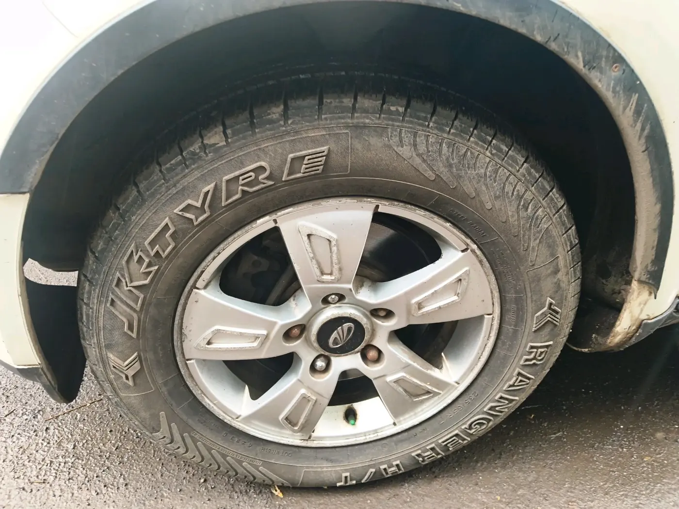 2012 Mahindra XUV500 W8, Diesel, Manual, 2,24,892 km, tyre