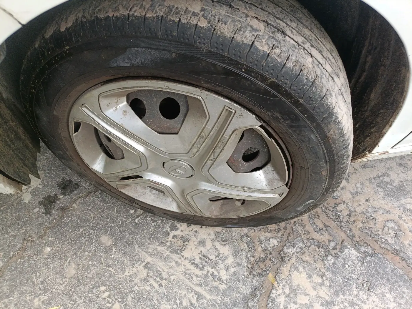 2021 Tata ALTROZ XE PETROL, Petrol, Manual, 93,913 km, tyre