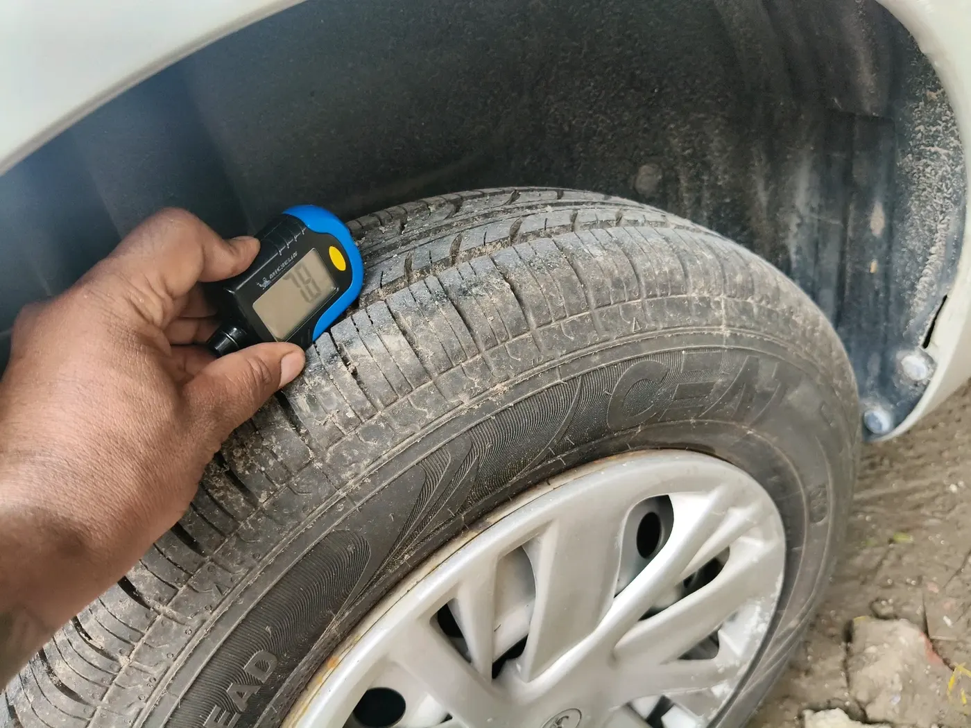 2014 Maruti Swift Dzire LXI, Petrol, Manual, 40,254 km, tyre