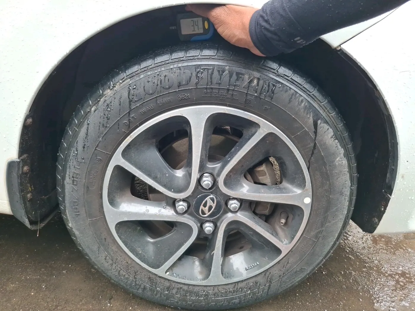 2017 Hyundai Grand i10 SPORTZ (O) AT 1.2 KAPPA VTVT, CNG, Automatic, 67,666 km, tyre