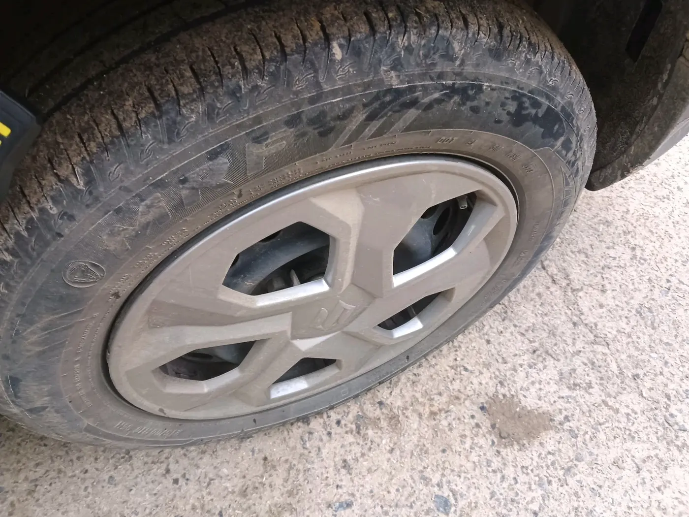 2023 Maruti BREZZA LXI, Petrol, Manual, 49,248 km, tyre