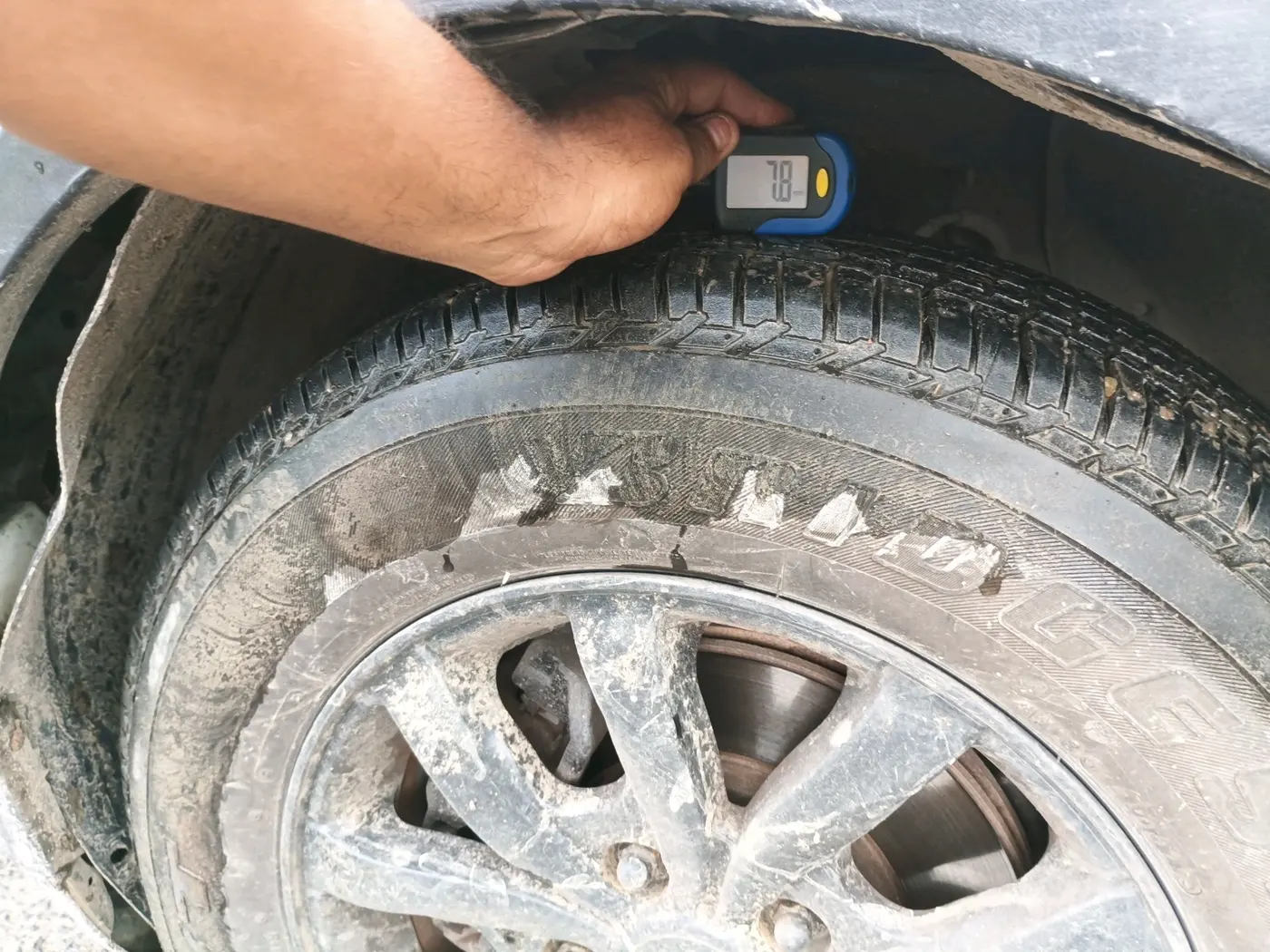 2016 Mahindra XUV500 W10 AT, Diesel, Automatic, 1,14,004 km, tyre