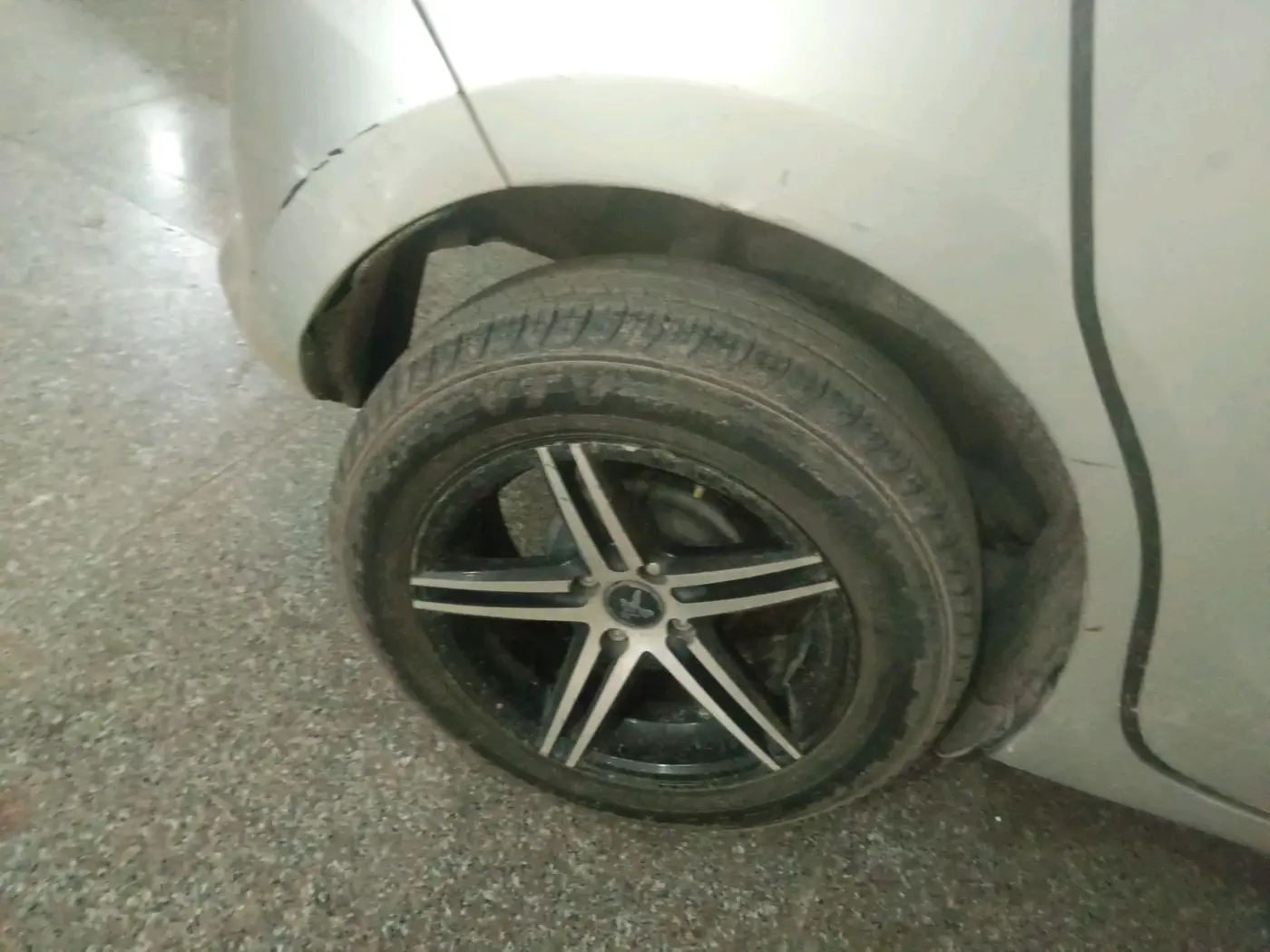 2018 Maruti Swift VXI AMT, Petrol, Automatic, 98,080 km, tyre