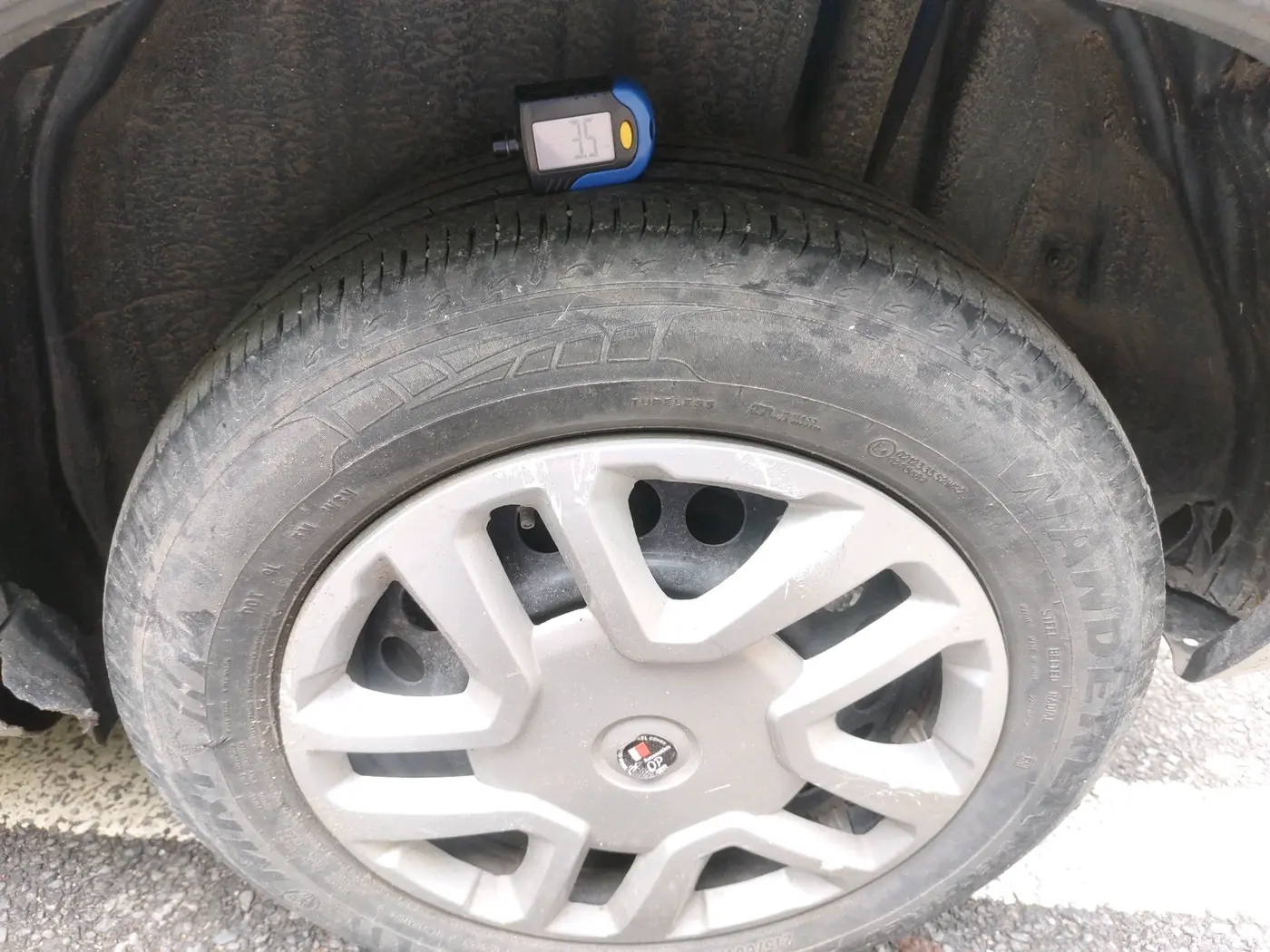 2022 Maruti BREZZA LXI SMART HYBRID, Petrol, Manual, 95,214 km, tyre
