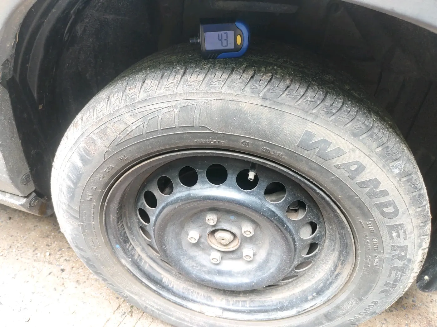2022 Maruti BREZZA LXI SMART HYBRID, Petrol, Manual, 95,214 km, tyre