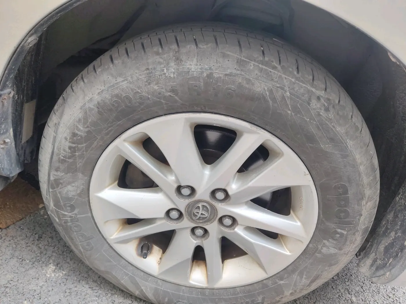 2017 Toyota Innova Crysta 2.8 GX AT 7 STR, Diesel, Automatic, 1,13,439 km, tyre