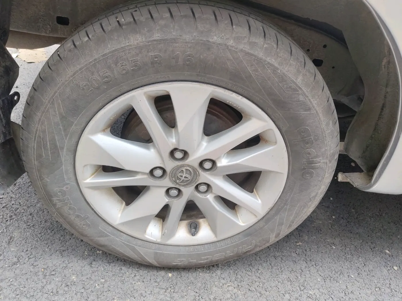 2017 Toyota Innova Crysta 2.8 GX AT 7 STR, Diesel, Automatic, 1,13,439 km, tyre