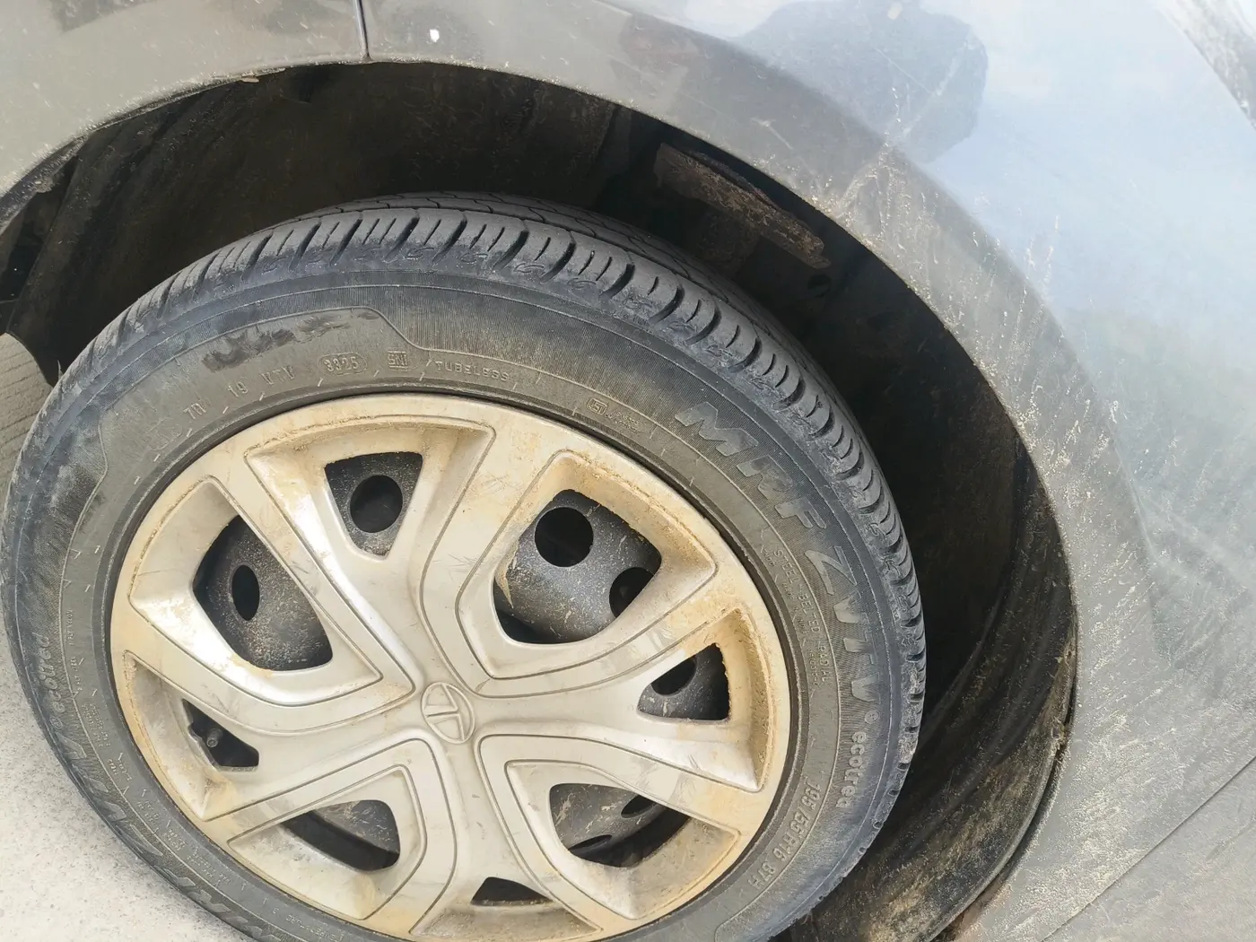 2022 Tata ALTROZ XM PLUS PETROL, Petrol, Manual, 80,465 km, tyre