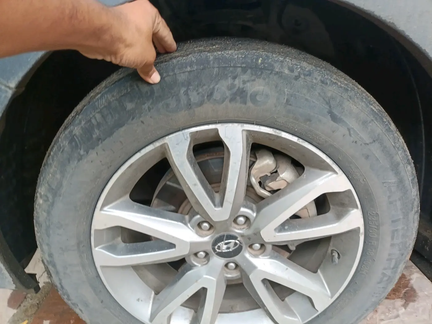 2015 Hyundai Santa Fe 4 WD AT, Diesel, Automatic, 1,39,346 km, tyre