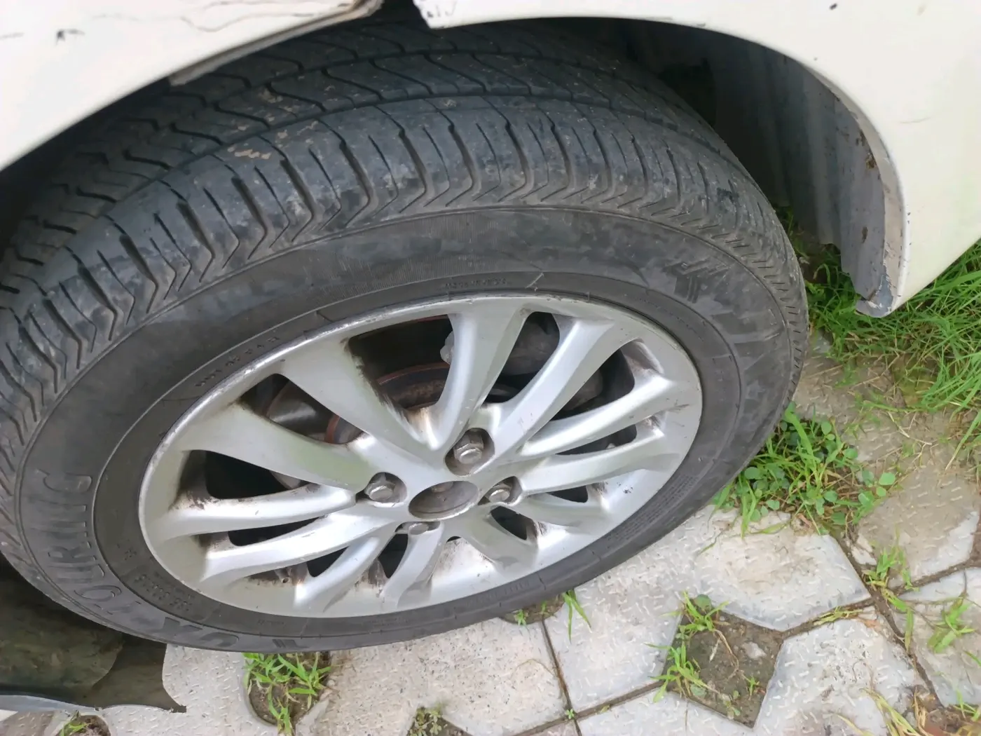 2011 Toyota Etios V, Petrol, Manual, 2,00,008 km, tyre